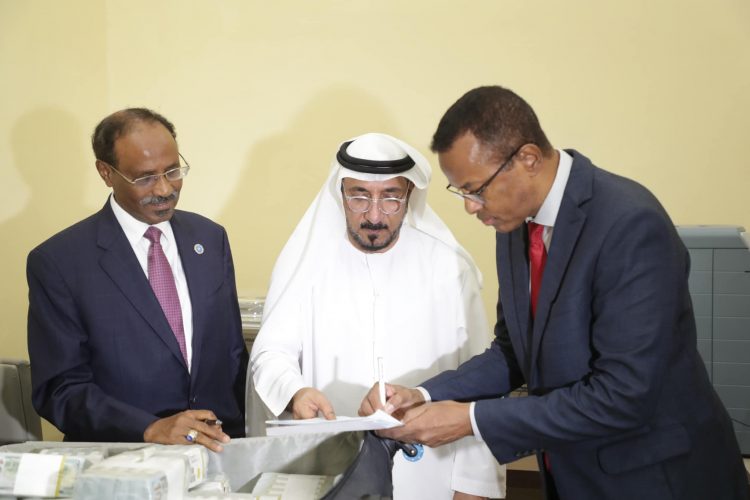 صور | مراسم تسليم دولة الإمارات 9.6 مليون دولار أمريكي لدعم الصومال إغاثيا وتنمويا