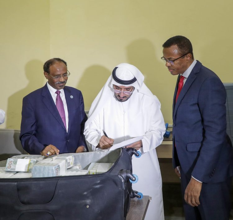 صور | مراسم تسليم دولة الإمارات 9.6 مليون دولار أمريكي لدعم الصومال إغاثيا وتنمويا