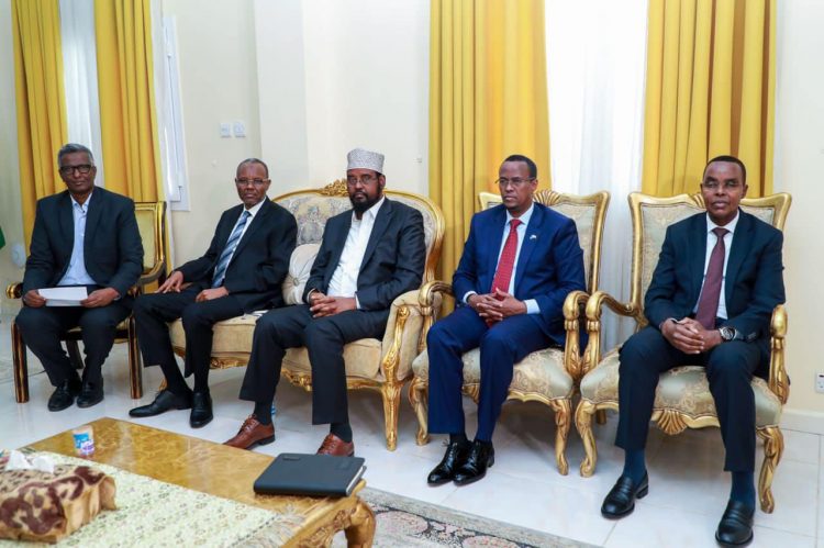 قيادات البلاد يستمعون تقريرا  عن الحالة الإنسانية في الصومال من المبعوث الرئاسي للجفاف| صور