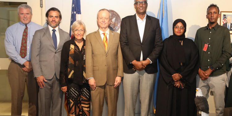 مبعوث رئيس الجمهورية للشؤون الإنسانية يلتقي بالسفير الأمريكي