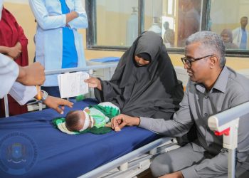 المبعوث الرئاسي الخاص للشؤون الإنسانية والجفاف يزور الأطفال المصابين بسوء التغذية الشديد في مستشفى بنادر للأم والطفل |صور