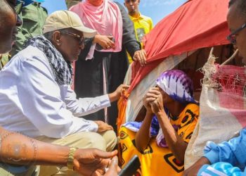 المبعوث  الرئاسي للشؤون الإنسانية والجفاف يتفقد مخيمات النازحين في مدينة بولو بوردي