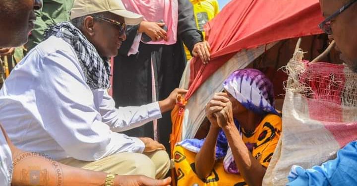 المبعوث  الرئاسي للشؤون الإنسانية والجفاف يتفقد مخيمات النازحين في مدينة بولو بوردي