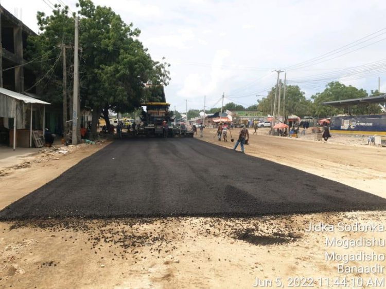 بدعم صندوق قطر للتنمية تجددت أعمال بناء طريق مقديشو- بلعد في عهد الرئيس المنتخب حسن شيخ محمود | صور