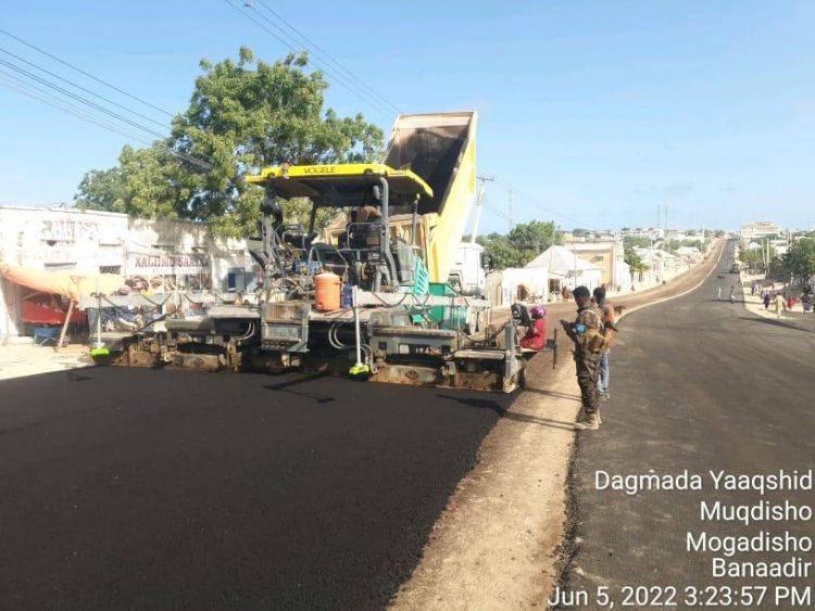 بدعم صندوق قطر للتنمية تجددت أعمال بناء طريق مقديشو- بلعد في عهد الرئيس المنتخب حسن شيخ محمود | صور
