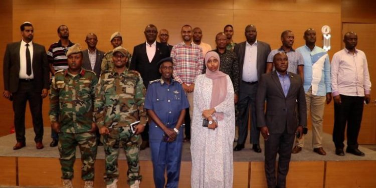 وزير الدفاع يجتمع مع نظيره الأوغندي