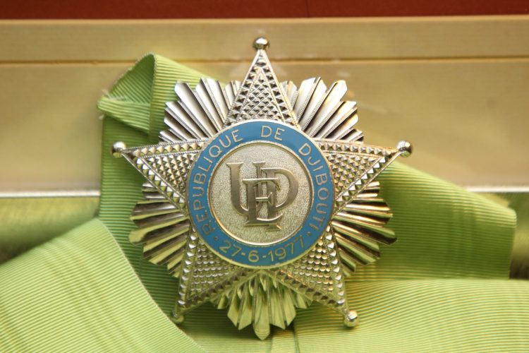 الرئيس الجبيوتي يقلد رئيس الصومال أرفع وسام جيبوتي (صور)