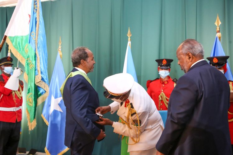 الرئيس الجبيوتي يقلد رئيس الصومال أرفع وسام جيبوتي (صور)