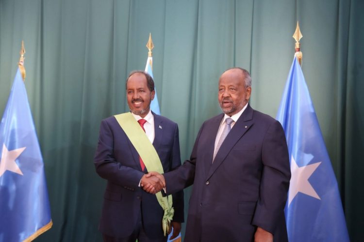 الرئيس الجبيوتي يقلد رئيس الصومال أرفع وسام جيبوتي (صور)