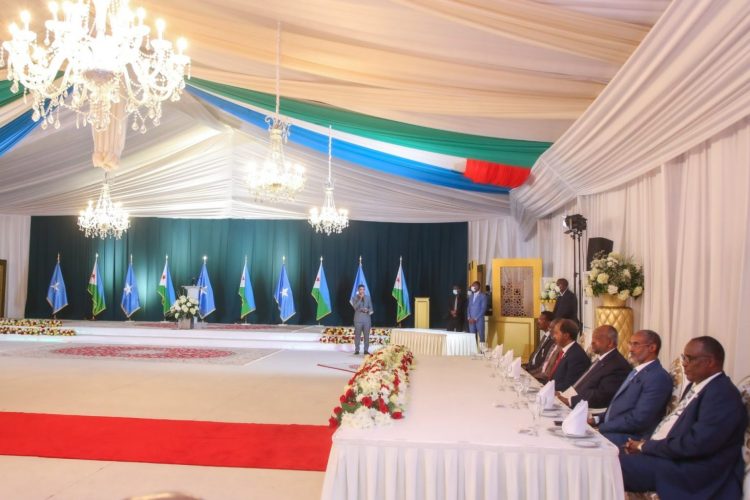 الرئيس الجبيوتي يقلد رئيس الصومال أرفع وسام جيبوتي (صور)