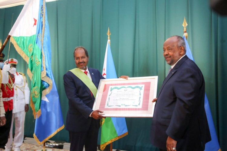 الرئيس الجبيوتي يقلد رئيس الصومال أرفع وسام جيبوتي (صور)