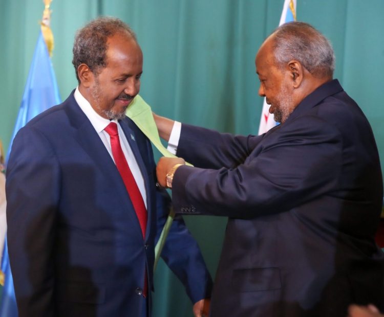 الرئيس الجبيوتي يقلد رئيس الصومال أرفع وسام جيبوتي (صور)