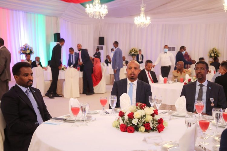 الرئيس الجبيوتي يقلد رئيس الصومال أرفع وسام جيبوتي (صور)