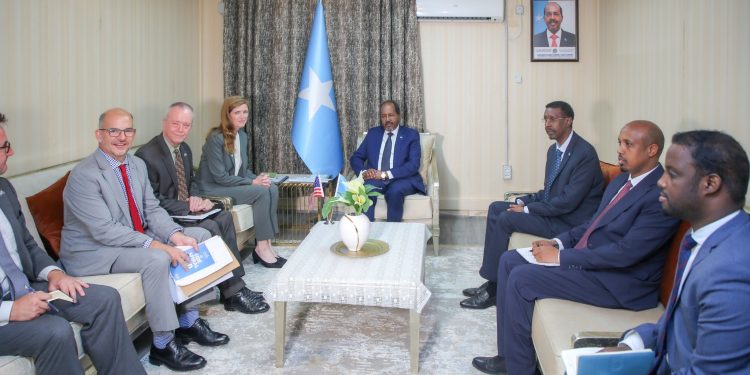 رئيس الجمهورية يجتمع مع رئيسة الوكالة الأمريكية للتنمية الدولية(صور)