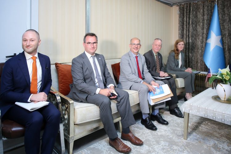 رئيس الجمهورية يجتمع مع رئيسة الوكالة الأمريكية للتنمية الدولية(صور)