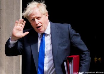 بوريس جونسون يعلن استقالته من زعامة حزب المحافظين والبقاء في رئاسة الحكومة حتى اختيار بديل