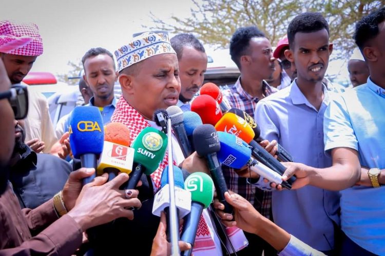 صوماليلاند تشيع “الشيخ آدم سيرة” اشهر علماء الصومال إلى مثواه الأخير (صور)