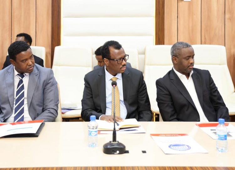 رئيس الوزراء يعقد اجتماعا مع المدراء العامين في وزارات ومؤسسات الدولة (صور)