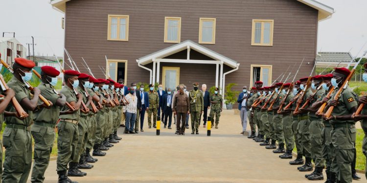 رئيس الجمهورية يزور مصنعا للجيش الأوغندي (صور)
