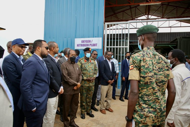 رئيس الجمهورية يزور مصنعا للجيش الأوغندي (صور)