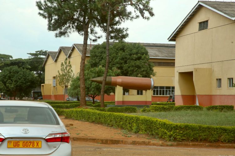 رئيس الجمهورية يزور مصنعا للجيش الأوغندي (صور)