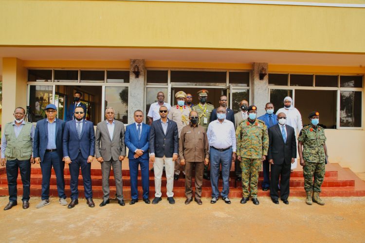 رئيس الجمهورية يزور مصنعا للجيش الأوغندي (صور)