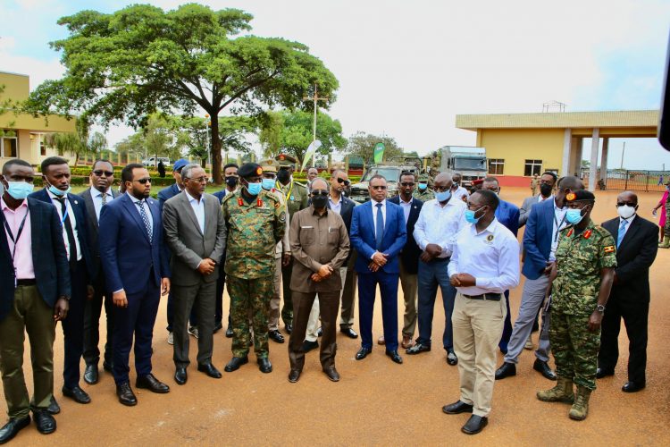 رئيس الجمهورية يزور مصنعا للجيش الأوغندي (صور)