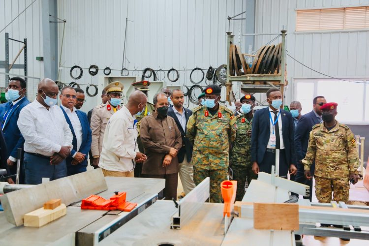 رئيس الجمهورية يزور مصنعا للجيش الأوغندي (صور)