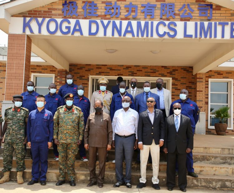 رئيس الجمهورية يزور مصنعا للجيش الأوغندي (صور)