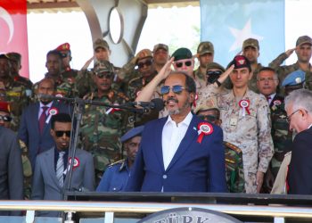 رئيس الجمهورية يشرف بتخريج ضباط من مدرسة التركية الصومالية للتدريب العسكري (صور)