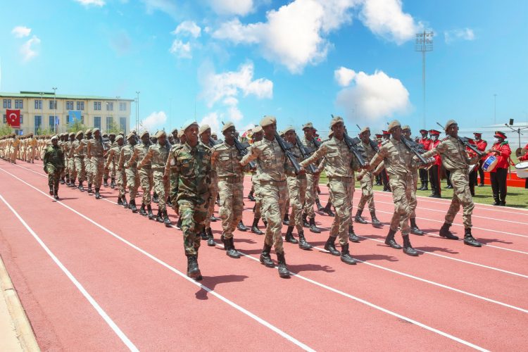 رئيس الجمهورية يشرف بتخريج ضباط من مدرسة التركية الصومالية للتدريب العسكري (صور)