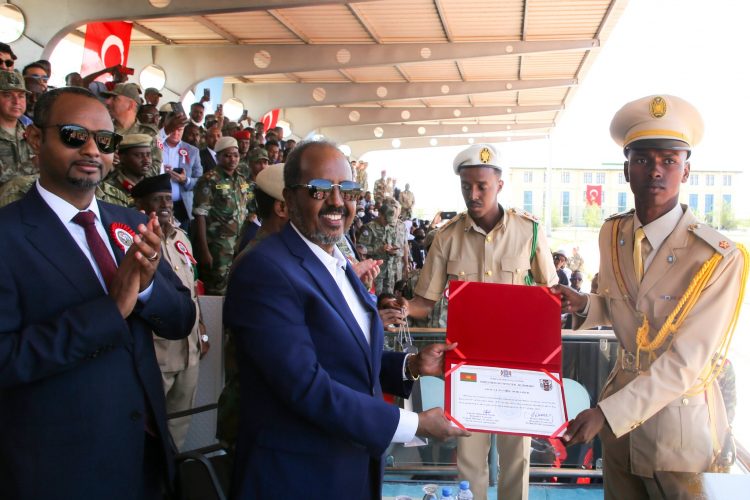 رئيس الجمهورية يشرف بتخريج ضباط من مدرسة التركية الصومالية للتدريب العسكري (صور)