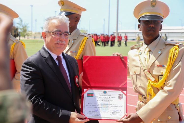 رئيس الجمهورية يشرف بتخريج ضباط من مدرسة التركية الصومالية للتدريب العسكري (صور)