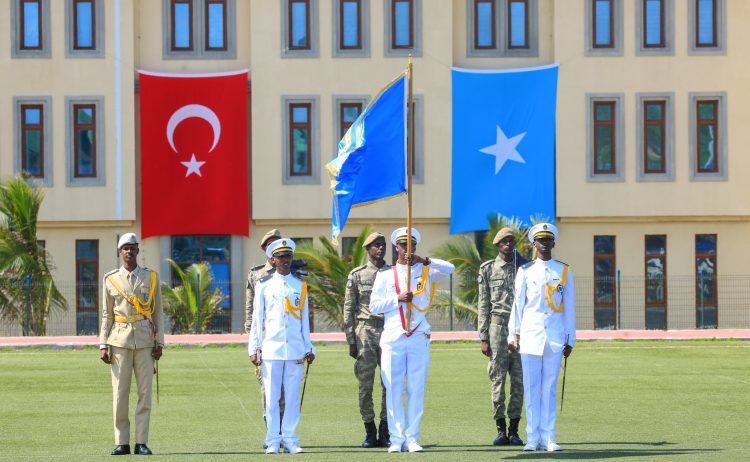 رئيس الجمهورية يشرف بتخريج ضباط من مدرسة التركية الصومالية للتدريب العسكري (صور)