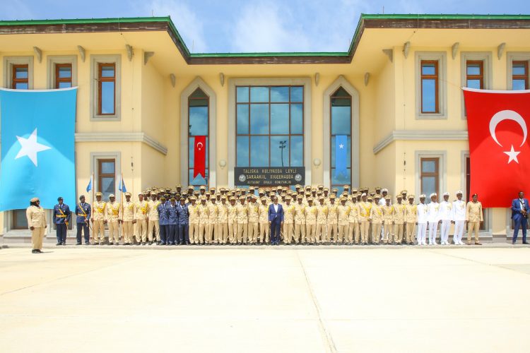 رئيس الجمهورية يشرف بتخريج ضباط من مدرسة التركية الصومالية للتدريب العسكري (صور)