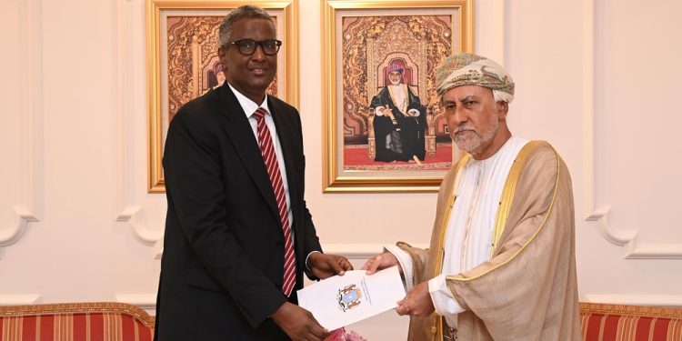 سلطان عمان يتلقى رسالة خطية من الرئيس الصومالي