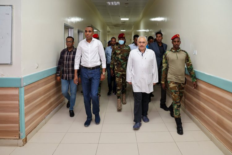 رئيس الوزراء يزور جرحى التفجير الإرهابي في فندق “حياة” بالعاصمة مقديشو