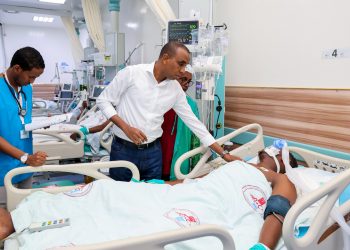 رئيس الوزراء يزور جرحى التفجير الإرهابي في فندق “حياة” بالعاصمة مقديشو