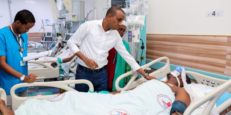 رئيس الوزراء يزور جرحى التفجير الإرهابي في فندق “حياة” بالعاصمة مقديشو