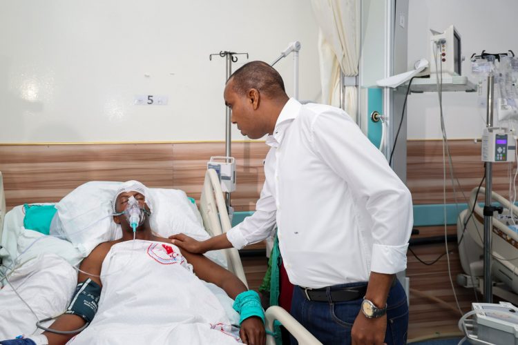 رئيس الوزراء يزور جرحى التفجير الإرهابي في فندق “حياة” بالعاصمة مقديشو