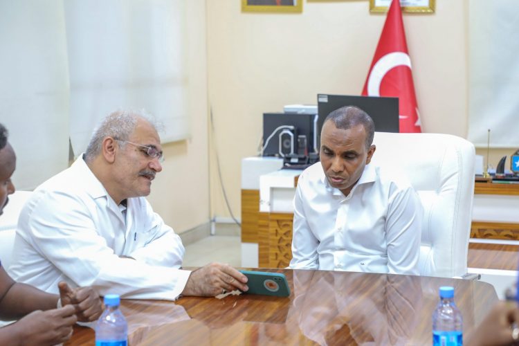 رئيس الوزراء يزور جرحى التفجير الإرهابي في فندق “حياة” بالعاصمة مقديشو