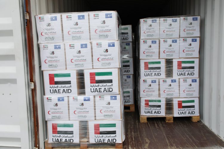 الصومال يتسلم باخرة مساعدات إماراتية لدعم متضرّري الجفاف (صور)