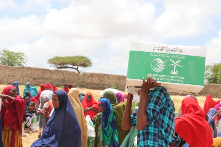 صور مؤثرة : مركز الملك سلمان يوزع آلاف السلل الغذائية في الصومال