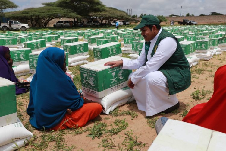 صور مؤثرة : مركز الملك سلمان يوزع آلاف السلل الغذائية في الصومال
