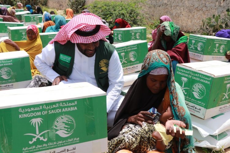 صور مؤثرة : مركز الملك سلمان يوزع آلاف السلل الغذائية في الصومال
