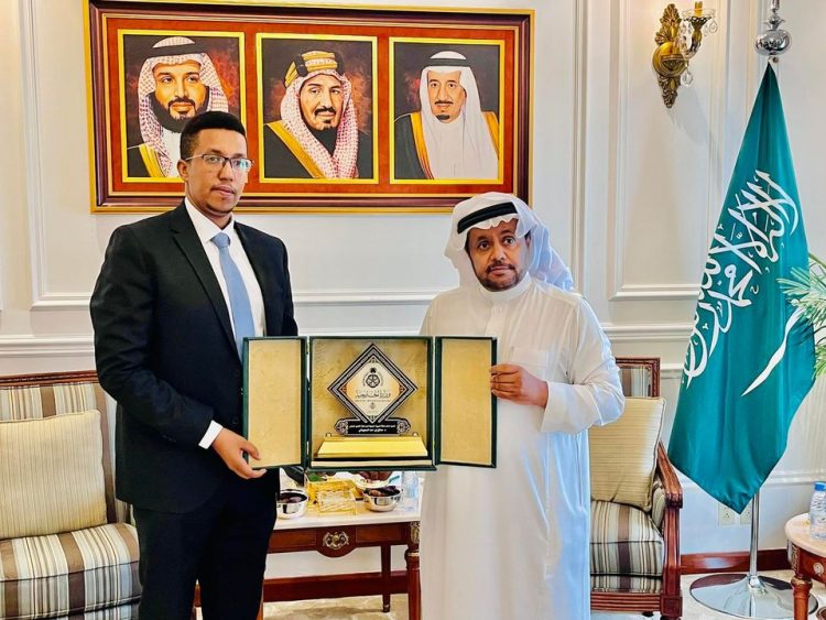 مندوب الصومال الدائم لدى التعاون الإسلامي يلتقي بنظيريه السعودي والياباني  (صور)