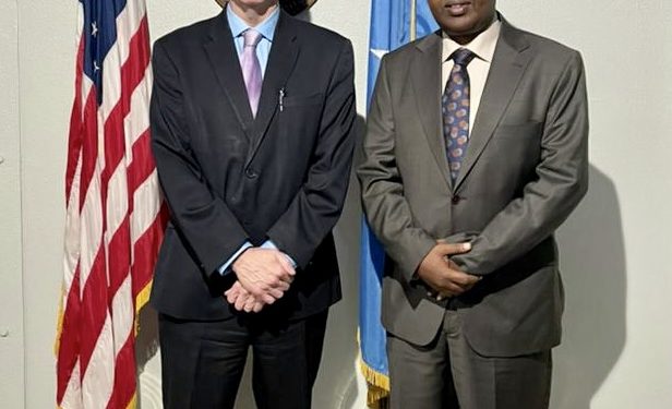 وزير الداخلية يلتقي بالسفير الأمريكي لهزيمة الشباب ودعم الحكومات المحلية