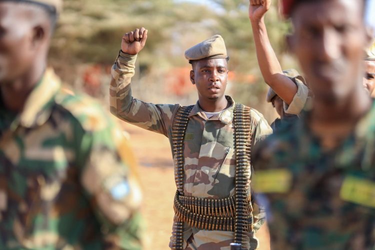 وزير الداخلية : نقف مع القوات وقيادة الحكومة على مختلف مستوياتها ملتزمة بإنهاء حركة الشباب (صور)