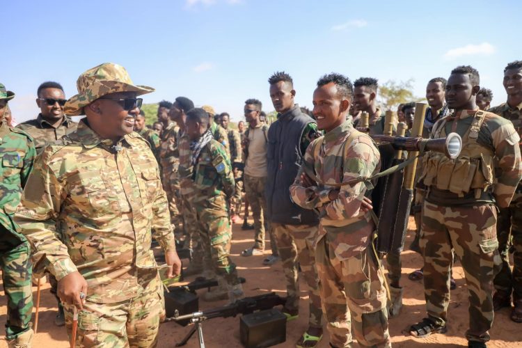 وزير الداخلية : نقف مع القوات وقيادة الحكومة على مختلف مستوياتها ملتزمة بإنهاء حركة الشباب (صور)