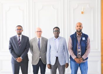 الصومال والأمم المتحدة يبحثان التعاون في مجال الاستثمار )(